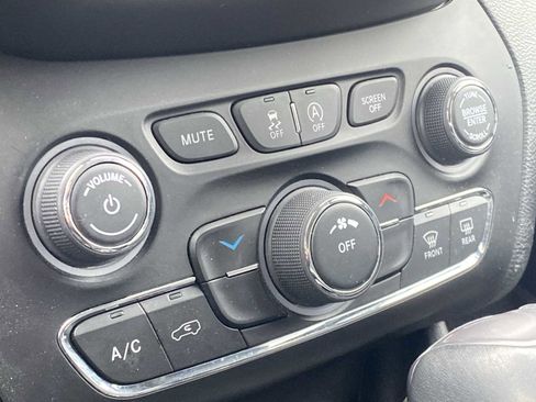 Used 2020 Jeep Cherokee Latitude Lux w/ Quick Order Package 26H Lux image 17