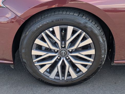 Used 2024 Nissan Altima 2.5 SV FWD image 13