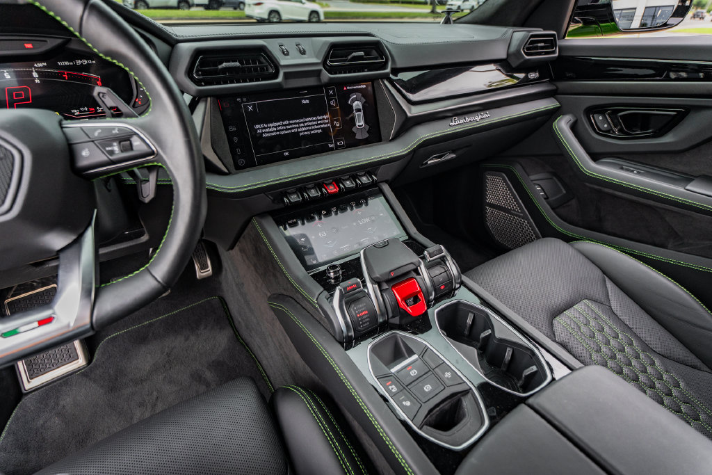 Used 2025 Lamborghini Urus SE AWD/4WD image 26