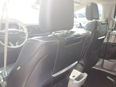 Used 2019 Chrysler Pacifica Limited w/ Tire & Wheel Group FWD image 14