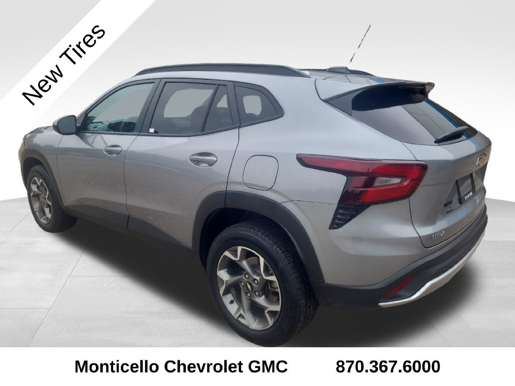 Used 2025 Chevrolet Trax LT FWD image 5