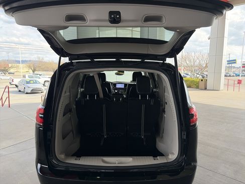 Used 2024 Chrysler Pacifica Touring-L image 36