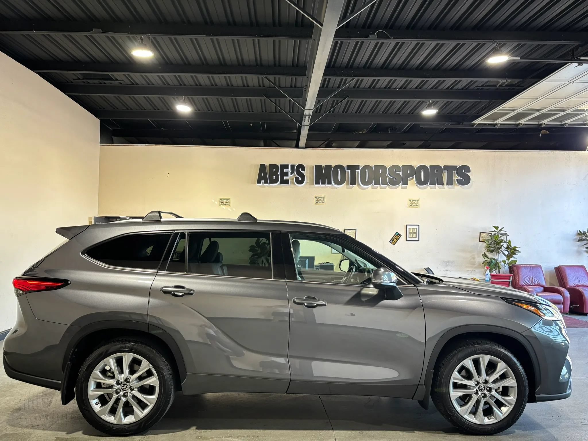 Used 2022 Toyota Highlander Limited AWD/4WD image 4