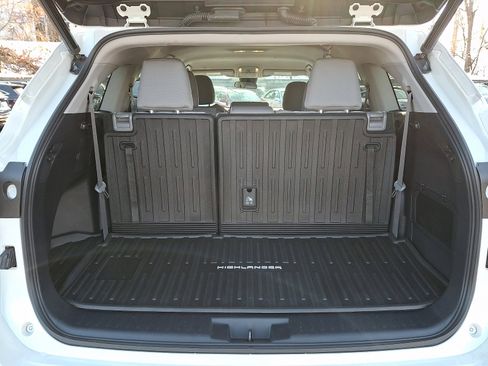 Used 2020 Toyota Highlander LE image 20