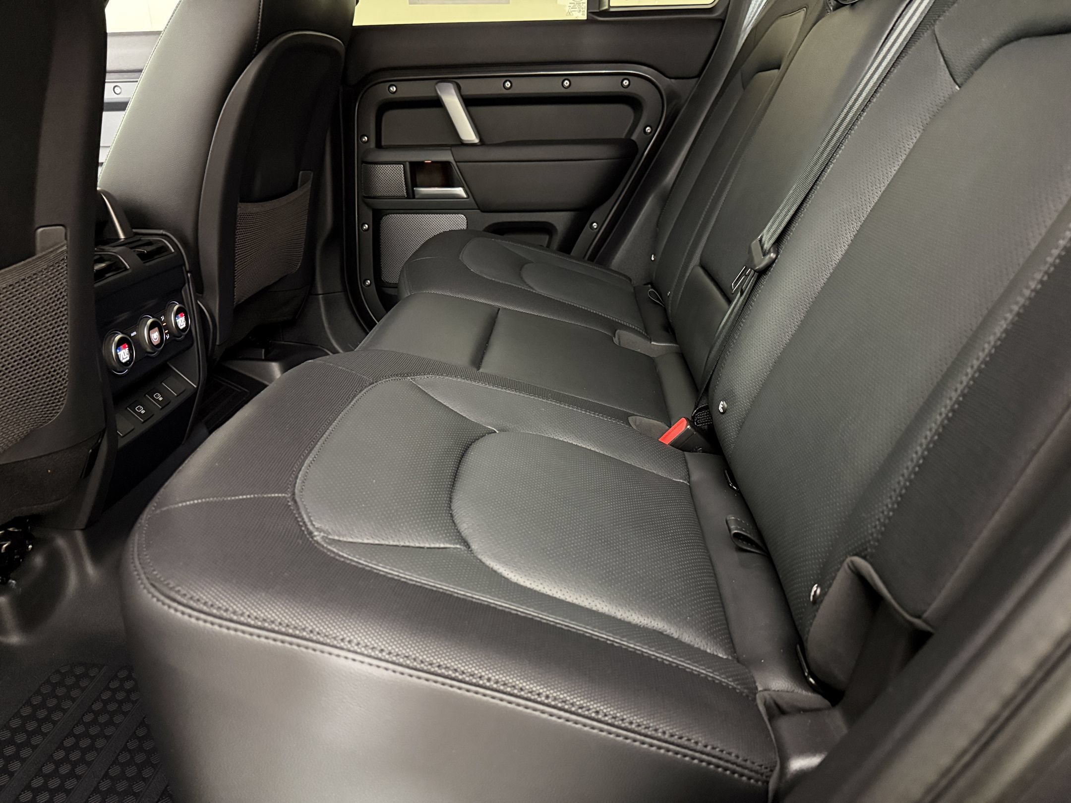 Used 2024 Land Rover Defender 110 X-Dynamic SE AWD/4WD image 20