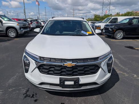 Used 2024 Chevrolet Trax LT w/ Driver Confidence Package FWD image 2