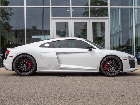 Used 2018 Audi R8 V10 w/ Premium Package RWD image 4