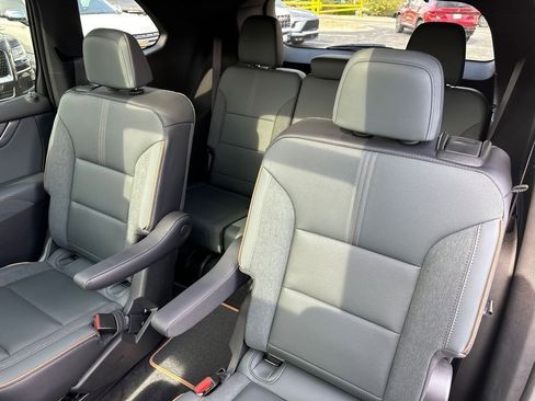 Used 2025 GMC Acadia AT4 w/ Luxury Package image 11