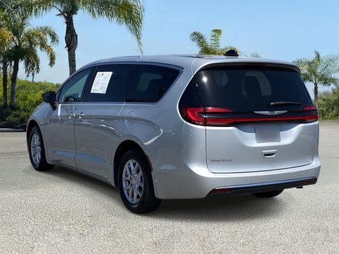 Used 2024 Chrysler Pacifica Touring-L FWD image 3