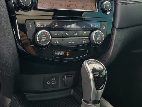 Used 2018 Nissan Rogue SL w/ Premium Package AWD/4WD image 27