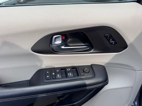 Used 2023 Chrysler Pacifica Touring-L FWD image 21