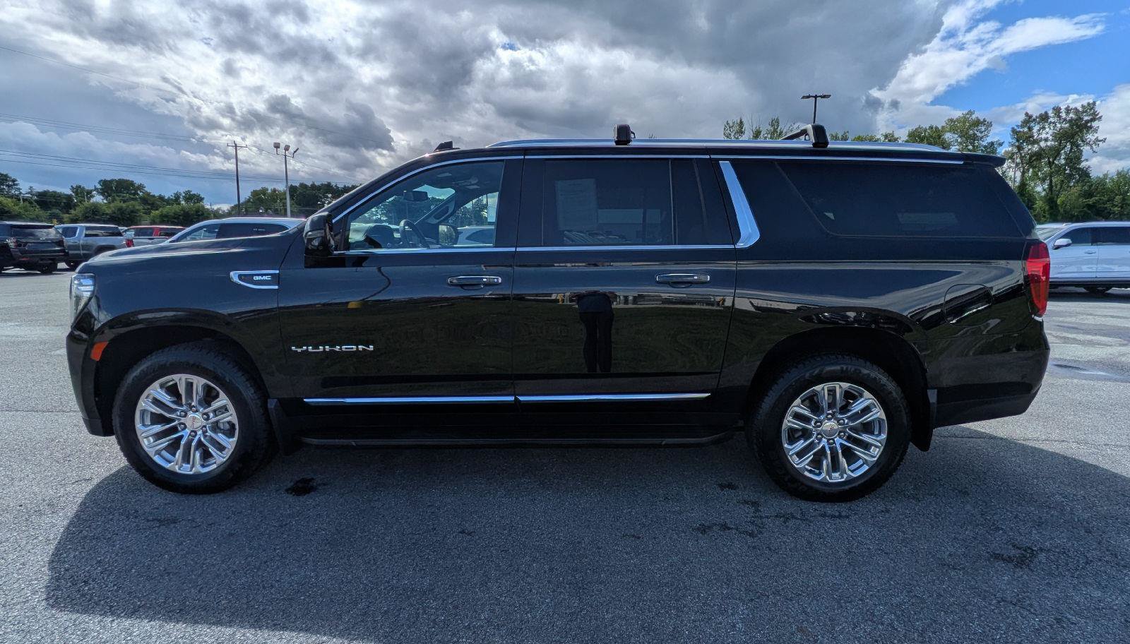 Used 2022 GMC Yukon XL SLT w/ SLT Premium Package AWD/4WD image 6