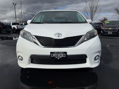 Used 2014 Toyota Sienna SE image 2