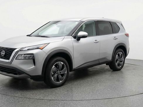 Used 2025 Nissan Rogue SV image 3