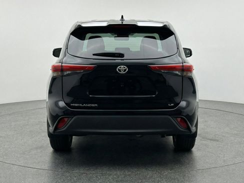 Used 2025 Toyota Highlander LE FWD image 7