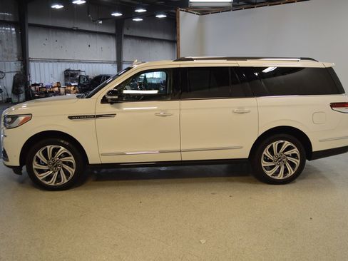 Used 2023 Lincoln Navigator L Reserve image 6