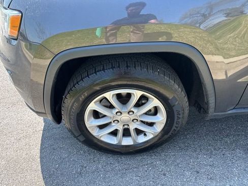 Used 2021 Jeep Grand Cherokee Laredo AWD/4WD image 30