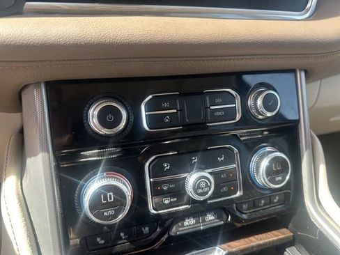 Used 2021 GMC Yukon XL Denali image 16