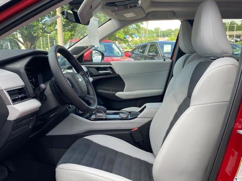 New 2025 Mitsubishi Outlander SE image 8