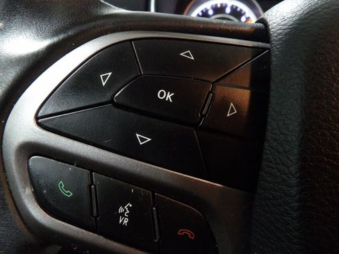 Used 2019 Jeep Cherokee Latitude w/ Cold Weather Group image 19