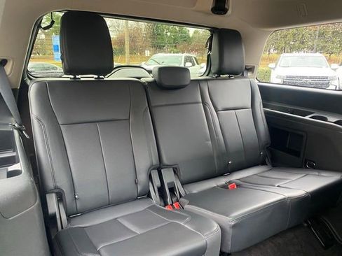Used 2023 Ford Expedition XLT image 34