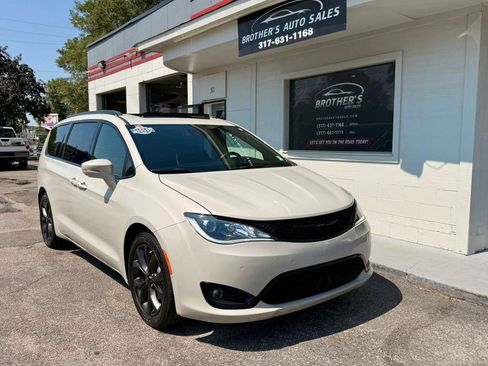 Used 2019 Chrysler Pacifica Limited w/ Advanced Safetytec Group FWD image 9