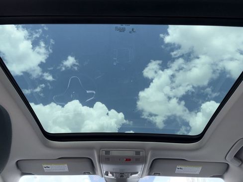 Certified 2025 Volkswagen Taos SE image 4