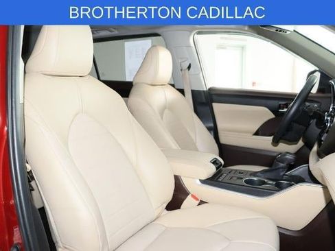 Used 2022 Toyota Highlander XLE AWD/4WD image 22