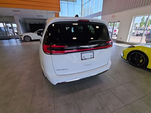 Used 2024 Chrysler Pacifica Touring-L FWD image 10