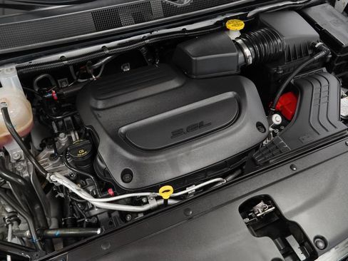 Certified 2025 Chrysler Pacifica Select AWD/4WD image 46