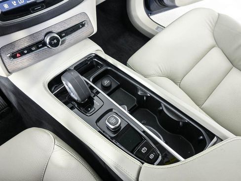 Certified 2024 Volvo XC90 B5 Plus w/ Protection Package Premier AWD/4WD image 18