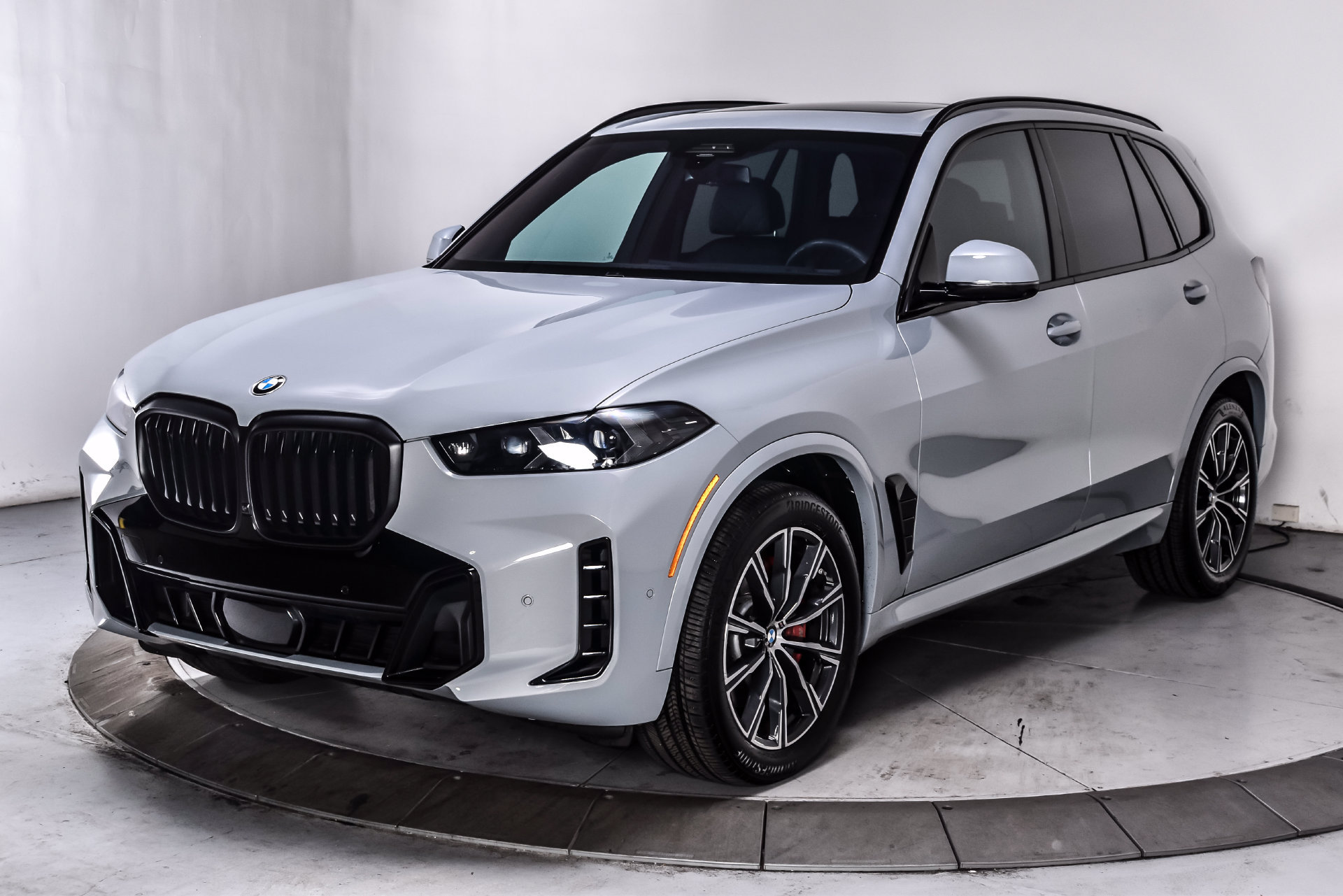 Used 2024 BMW X5 xDrive40i w/ M Sport Package AWD/4WD image 2