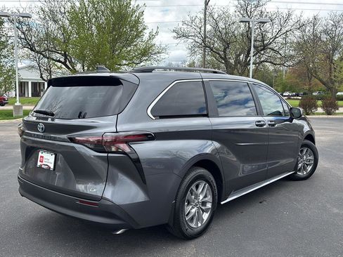 Used 2025 Toyota Sienna LE AWD/4WD image 10