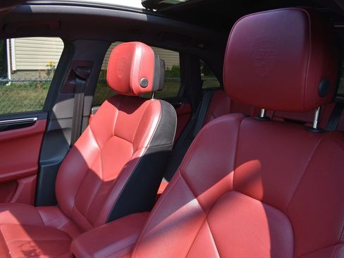 Used 2024 Porsche Macan Turbo AWD/4WD image 9