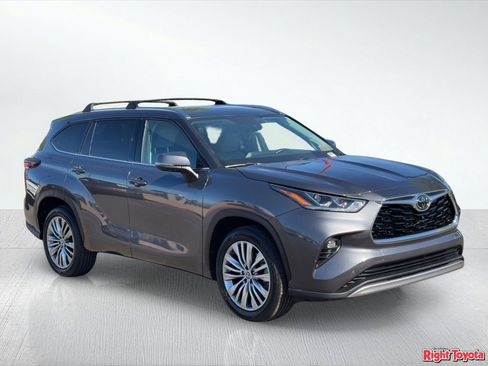 Used 2024 Toyota Highlander Platinum image 7