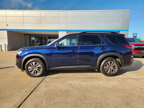 Used 2022 Nissan Pathfinder SV image 5