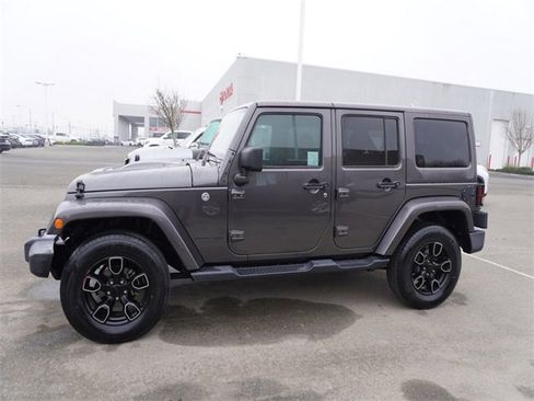 Used 2018 Jeep Wrangler Unlimited Sahara image 6