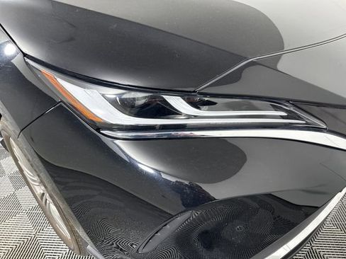 Used 2023 Toyota Venza XLE image 12