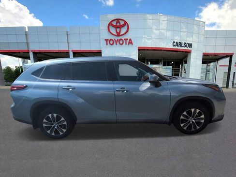Used 2021 Toyota Highlander XLE AWD/4WD image 6