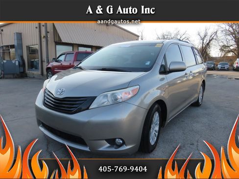 Used 2015 Toyota Sienna XLE w/ XLE Navigation Package FWD image 1