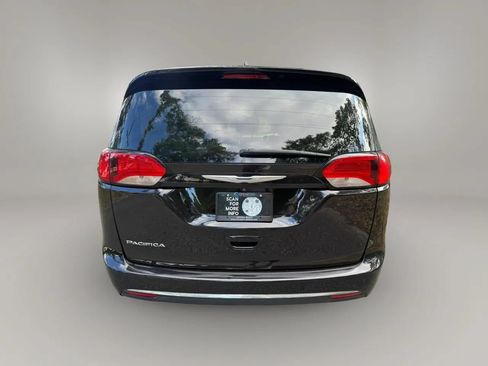 Used 2018 Chrysler Pacifica Touring-L w/ Tire & Wheel Group FWD image 8