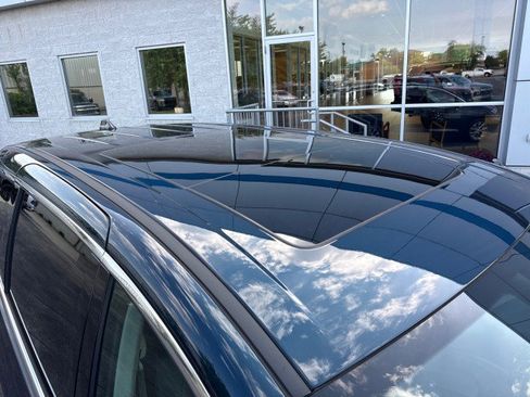 Used 2023 Chrysler Pacifica Touring-L AWD/4WD image 9