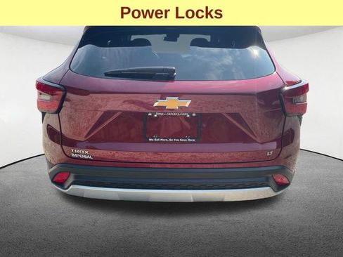 Used 2025 Chevrolet Trax LT w/ LT Convenience Package FWD image 11