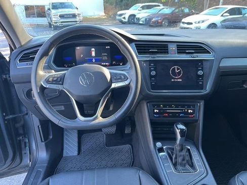 Used 2022 Volkswagen Tiguan SE w/ Panoramic Sunroof Package image 18