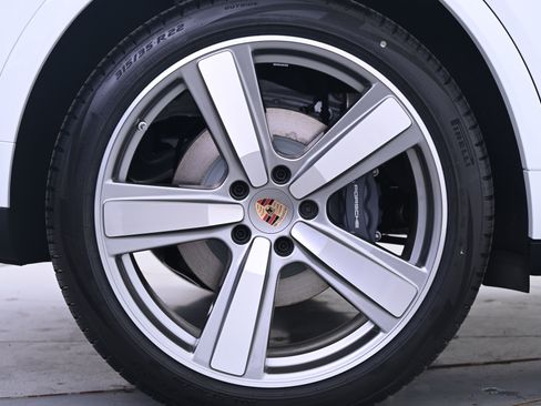 Used 2025 Porsche Cayenne image 17