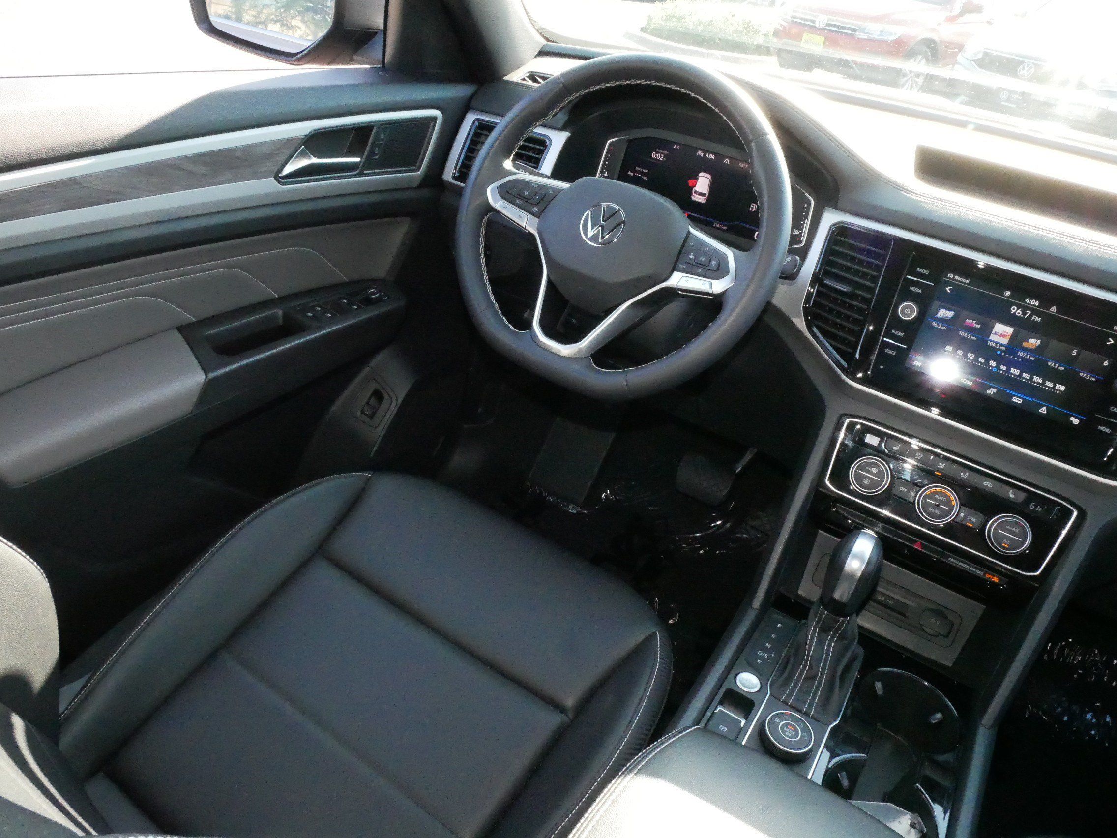 Certified 2023 Volkswagen Atlas Cross Sport SE w/ Panoramic Sunroof Package AWD/4WD image 9