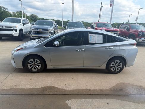 Used 2018 Toyota Prius Two w/ Prius Two Safety Plus Package FWD image 2