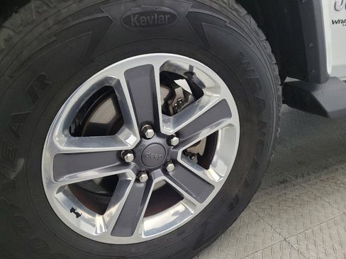 Used 2018 Jeep Wrangler Unlimited Sahara w/ Cold Weather Group image 31