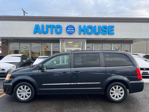 Used 2014 Chrysler Town & Country Touring image 8