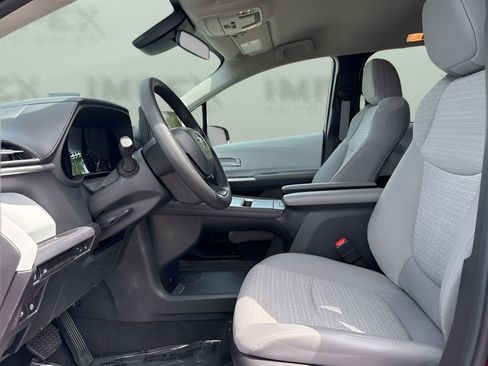 Used 2025 Toyota Sienna LE FWD image 9